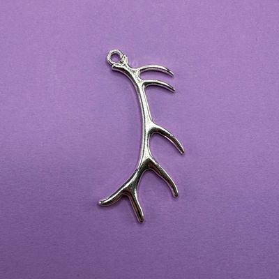 Dije de Metal Plateado Cuerno de Reno Liso 65 x 34 x 3 mm