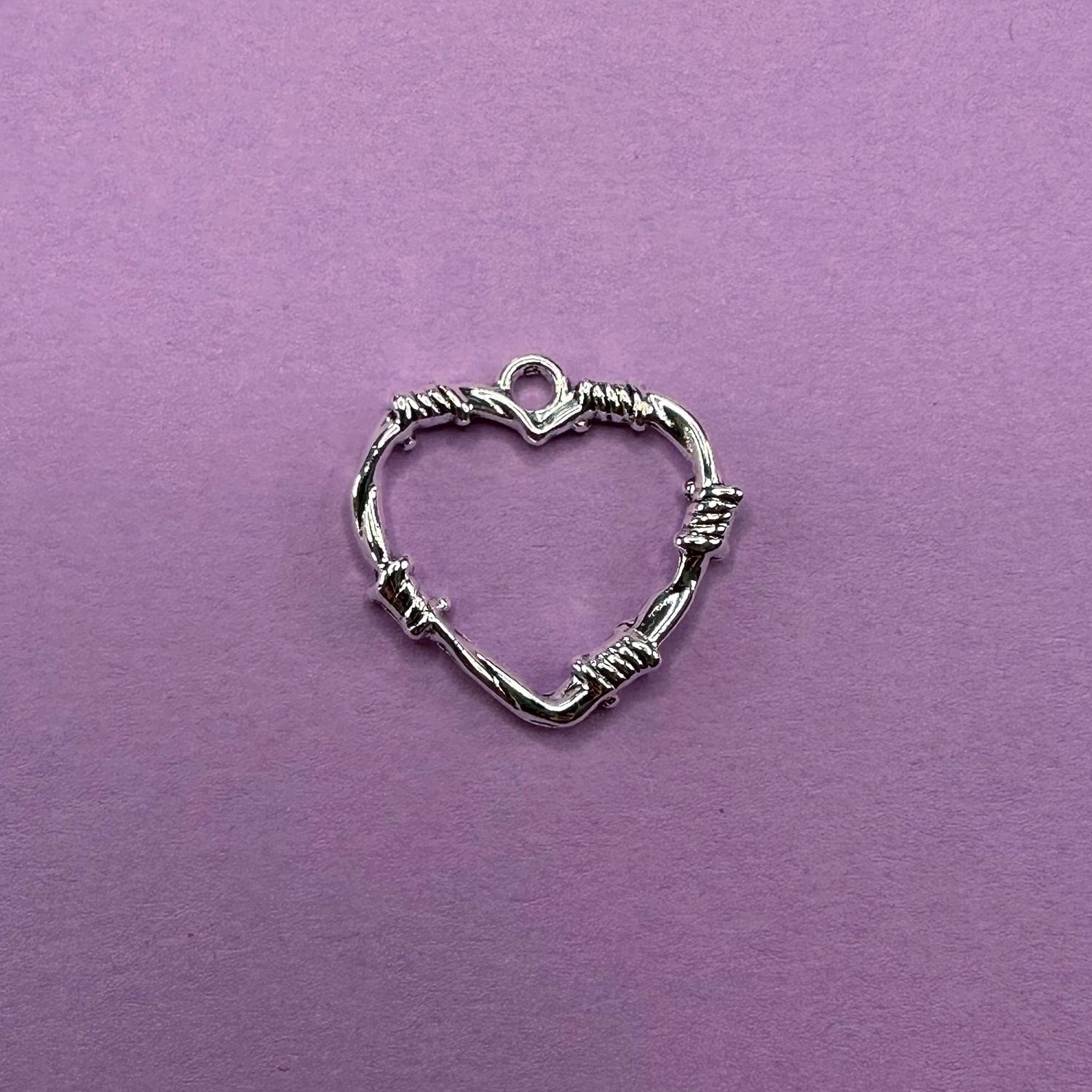Dije de Metal Plateado Corazón Calado Alambrado 24 x 25 x 3 mm