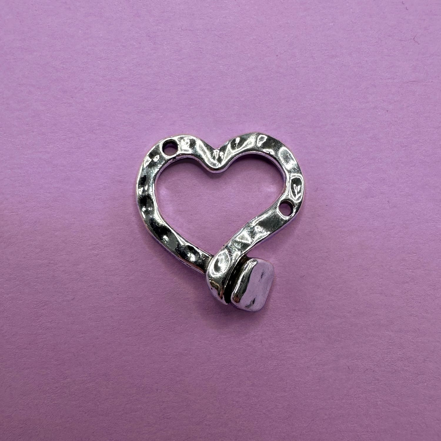 Dije de Metal Plateado Corazón Calado Tipo Clavo 27 x 26 x 8 mm