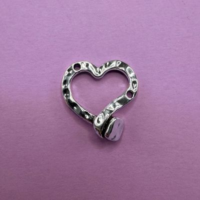 Dije de Metal Plateado Corazón Calado Tipo Clavo 27 x 26 x 8 mm