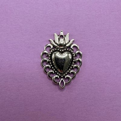 Dije de Metal Plateado Corazón Calado en el Borde con Llama 29 x 21 x 3 mm