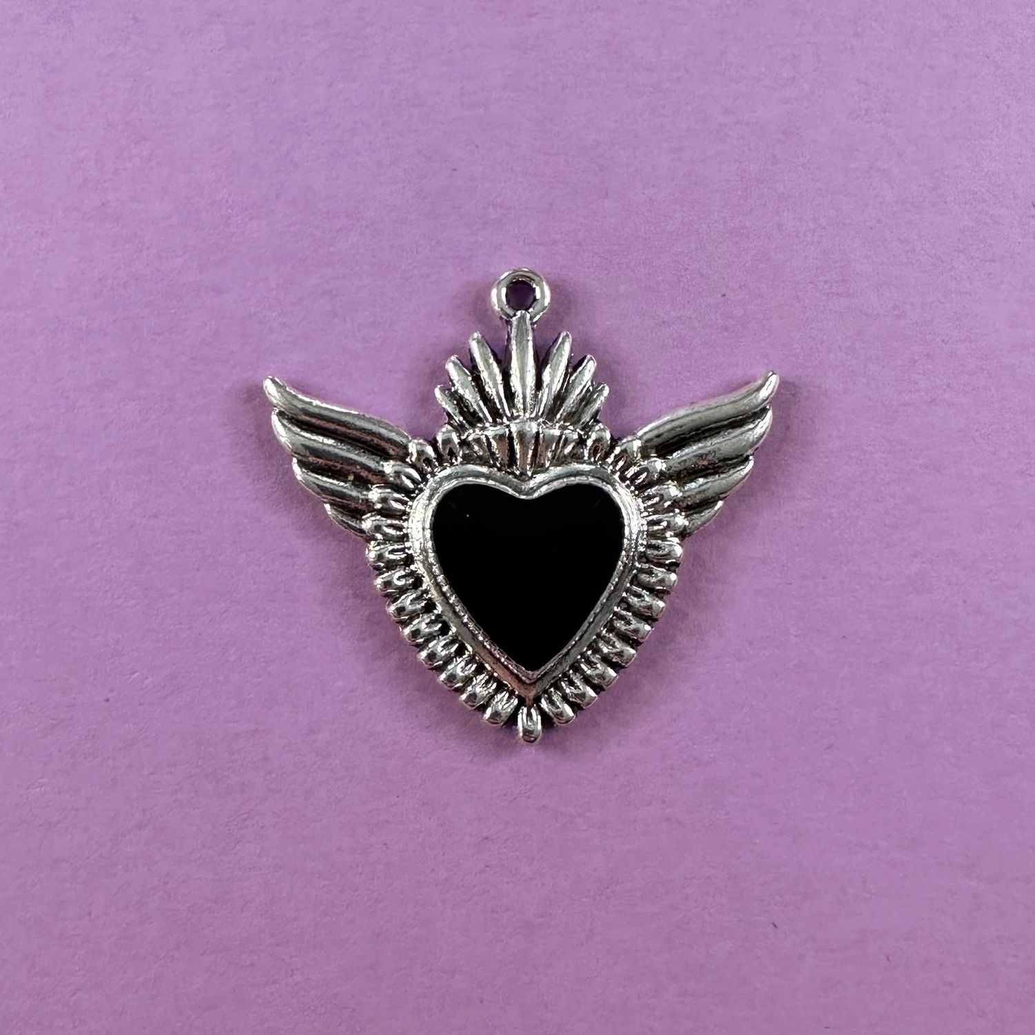 Dije de Metal Plateado Esmaltado Corazón Negro Con Alitas 36 x 39 x 4 mm