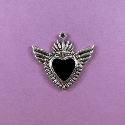 Dije de Metal Plateado Esmaltado Corazón Negro Con Alitas 36 x 39 x 4 mm