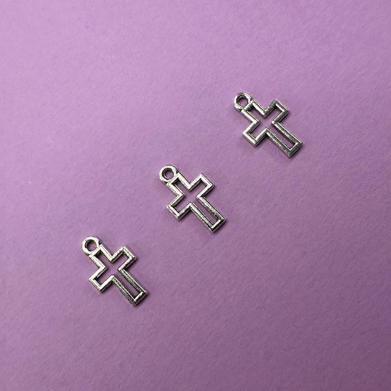 Dije de Metal Plateado Cruz Calada Lisa 17.5 x 10.5 x 1.5 mm
