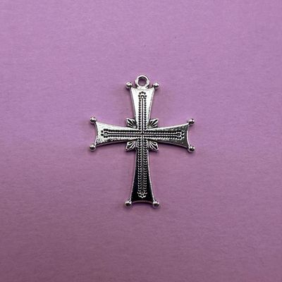 Dije de Metal Plateado Cruz Labrada con Bolitas en los Extremos 34 x 27 x 2 mm