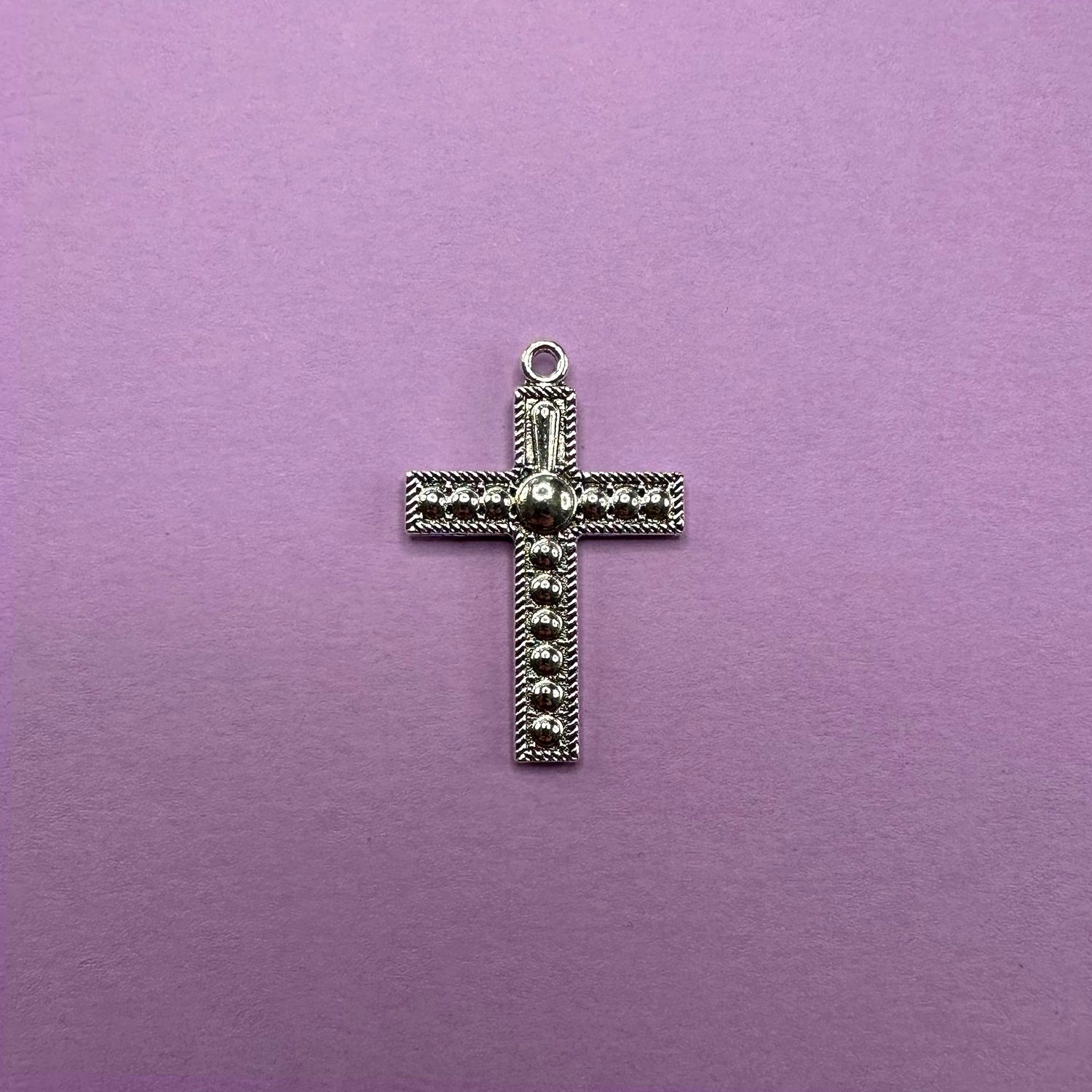 Dije de Metal Plateado Cruz Labrada Con Círculos 34 x 22 x 3 mm