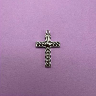 Dije de Metal Plateado Cruz Labrada Con Círculos 34 x 22 x 3 mm