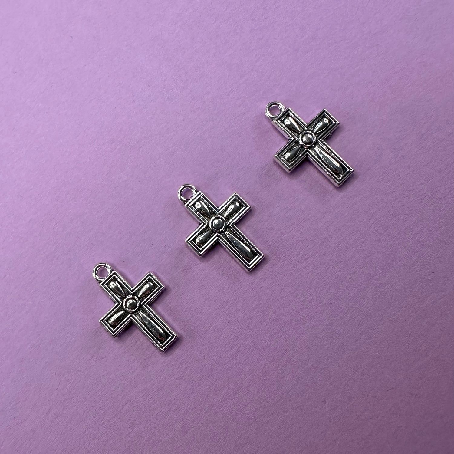 Dije de Metal Plateado Cruz Labrada con Círculo Central 21.5 x 14.5 x 3 mm