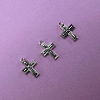 Dije de Metal Plateado Cruz Labrada con Círculo Central 21.5 x 14.5 x 3 mm