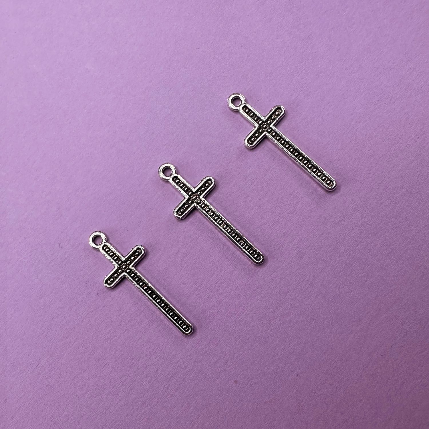 Dije de Metal Plateado Cruz Larga Labrada 31 x 11.5 x x 5 mm