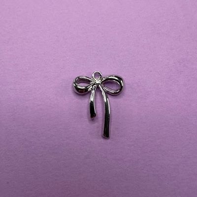 Dije de Metal Plateado Moño Calado con Strass 26 x 20 x 4 mm