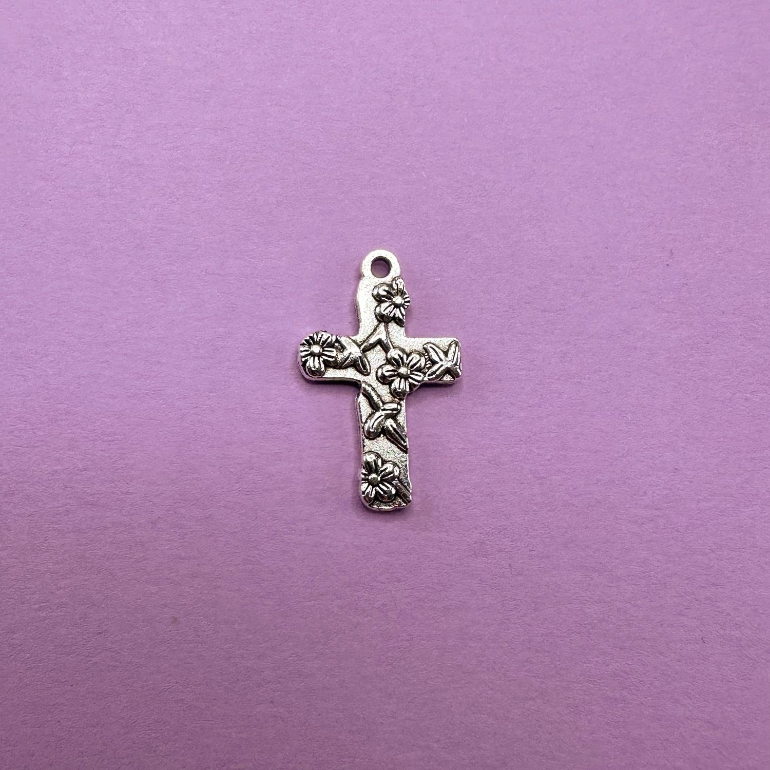 Dije de Metal Plateado Cruz Labrada Estampado Flores 27 x 17 x 2.5 mm