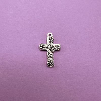 Dije de Metal Plateado Cruz Labrada Estampado Flores 27 x 17 x 2.5 mm