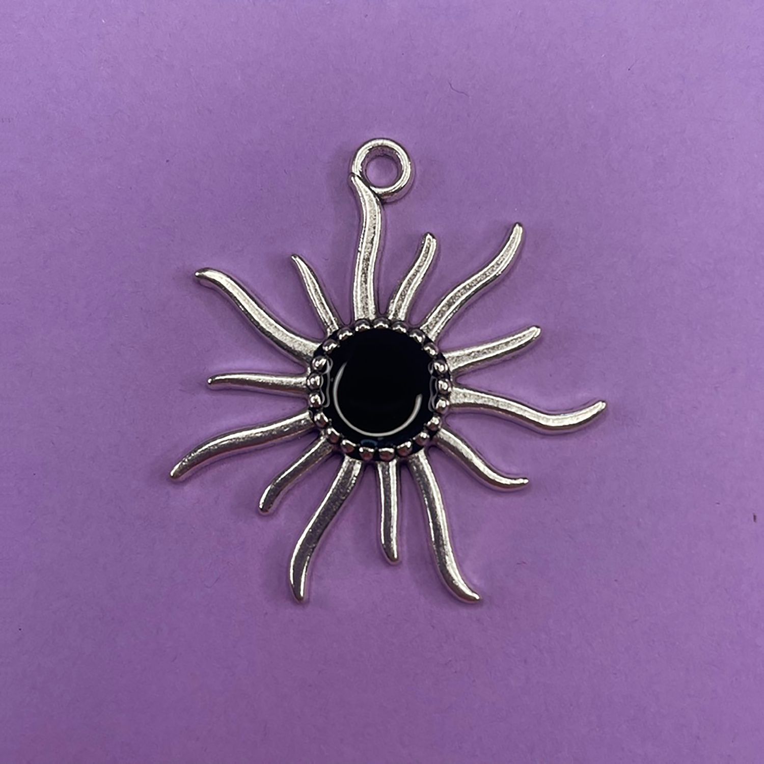 Dije de Metal Plateado Sol Esmaltado con Centro Negro 51 x 47 x 3 mm