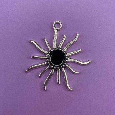Dije de Metal Plateado Sol Esmaltado con Centro Negro 51 x 47 x 3 mm