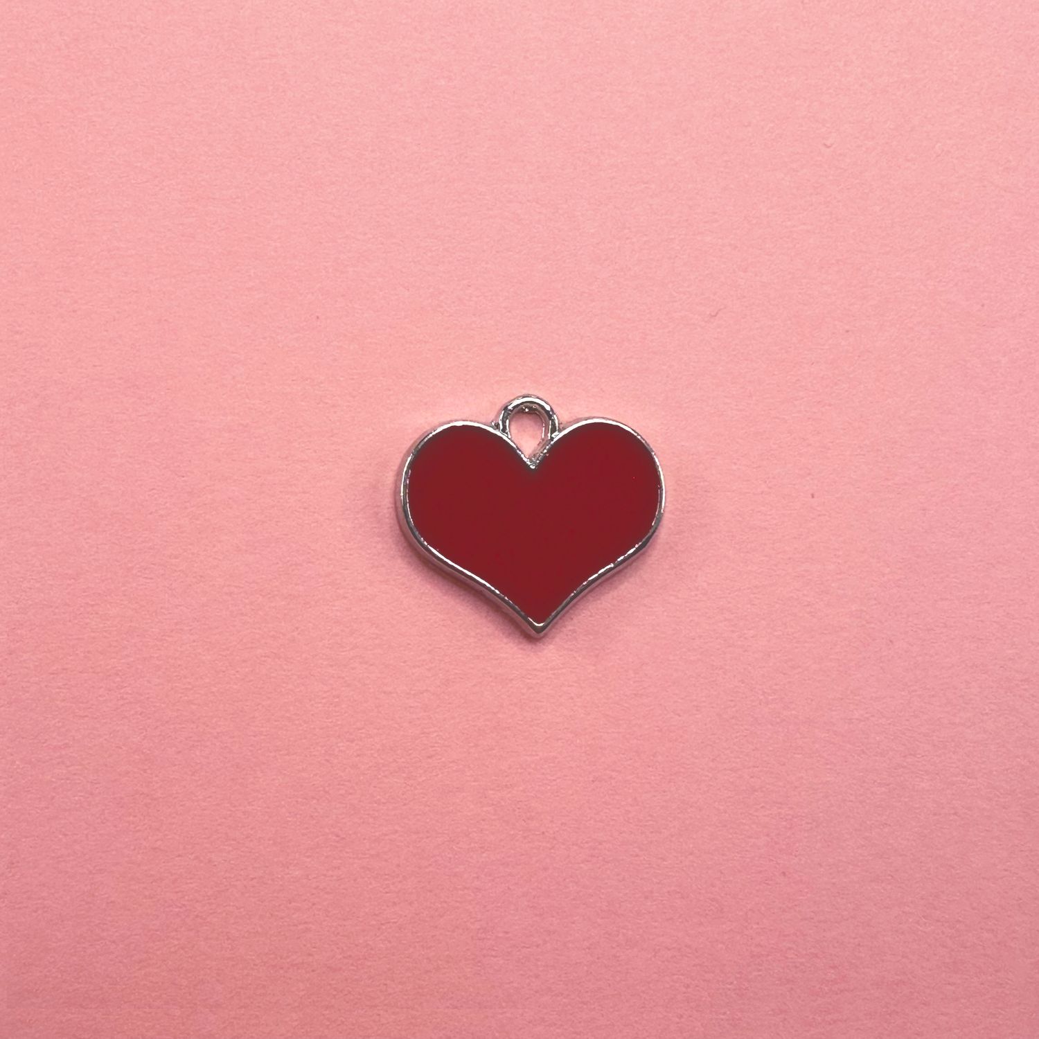 Dije de Metal Plateado Esmaltado Corazón Rojo 19 x 16 x 1 mm