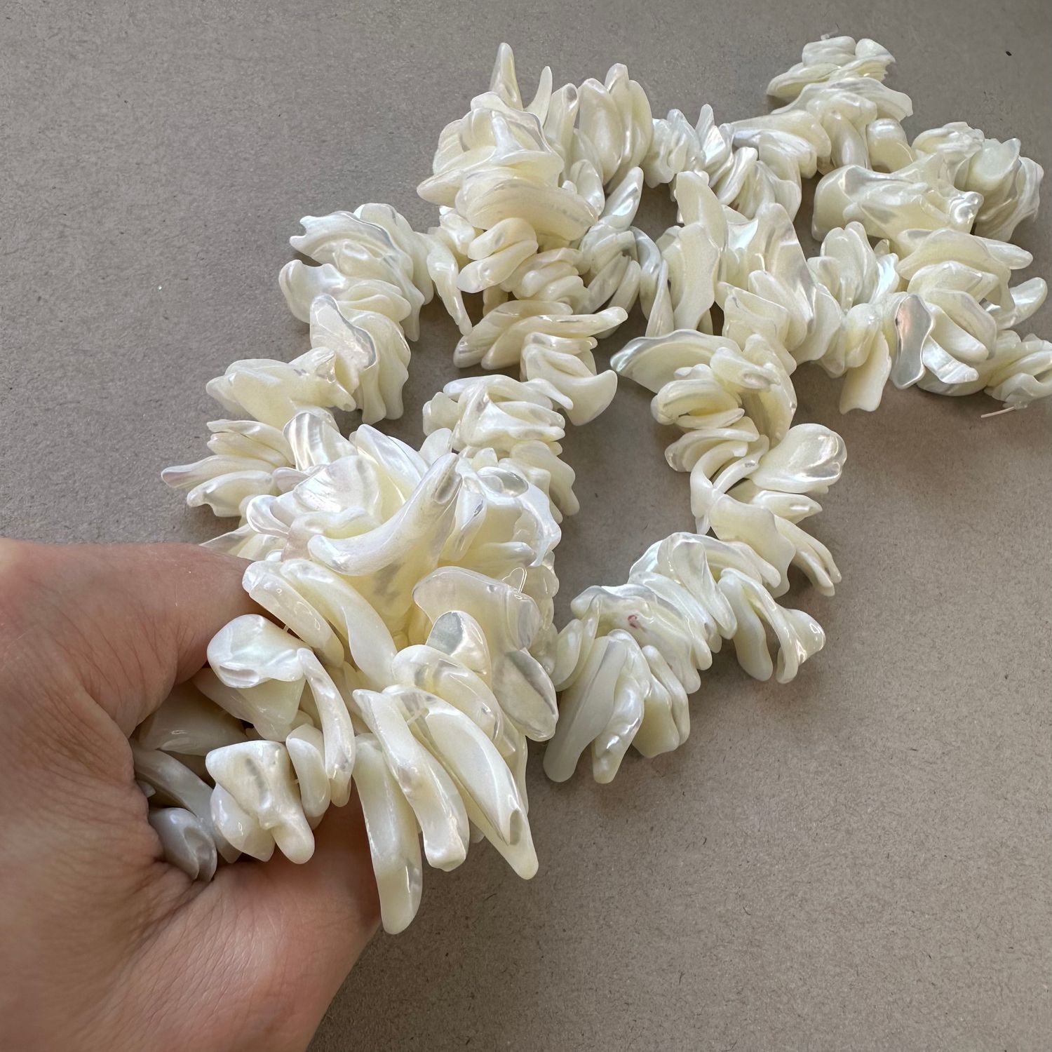 Piedra Natural Nácar Nuggets 2.5-25 x 15-42 x 7-30 mm Blanco