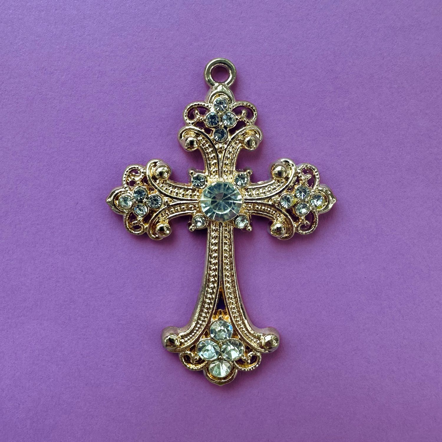 Dije de Metal Dorado Cruz Labrada con Strass 75 x 50 x 7 mm