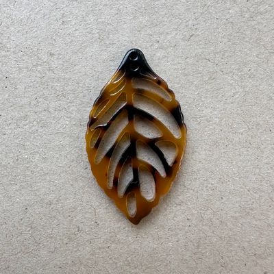 Dije de Resina Carey Hoja Calada 38.5 x 22 x 2.5 mm