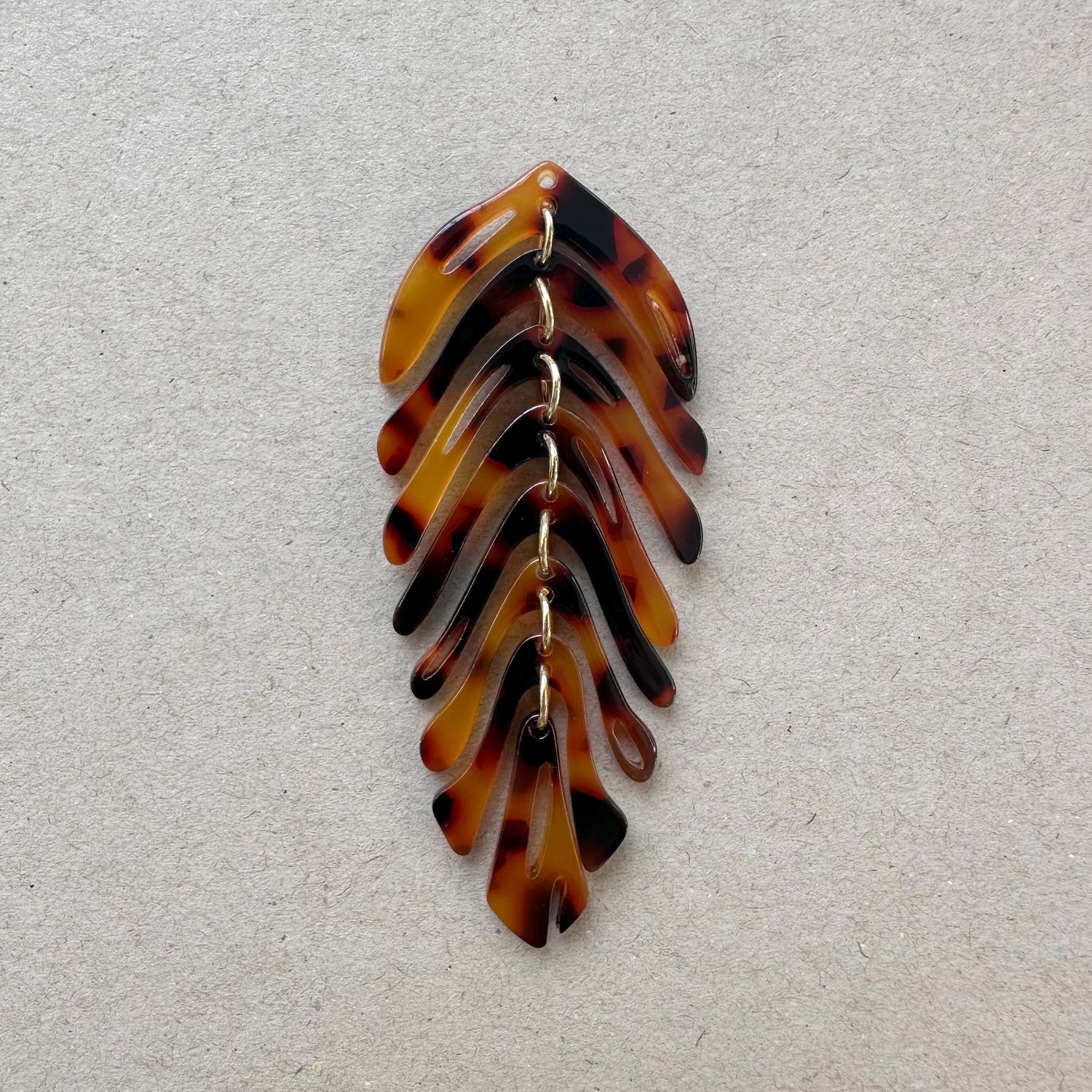 Dije de Resina Hoja C/Argollas 70 x 30 x 3 mm Carey Marrón