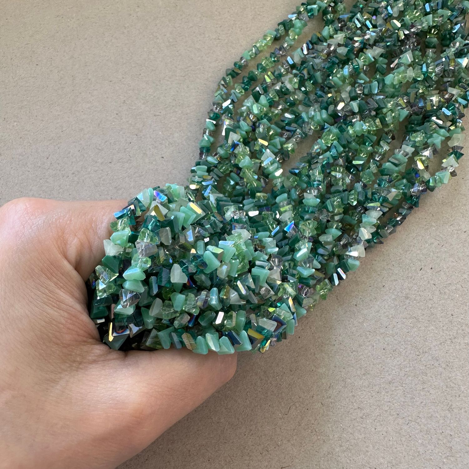 Cristal Triángulo Facetado 6 x 4.5 x 3.5 mm Verdes (VCTRF0601)
