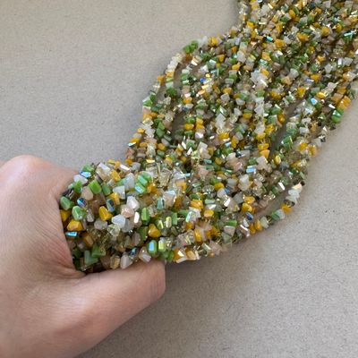 Cristal Triángulo Facetado 6 x 4.5 x 3.5 mm Verdes y Amarillos (VCTRF0601)