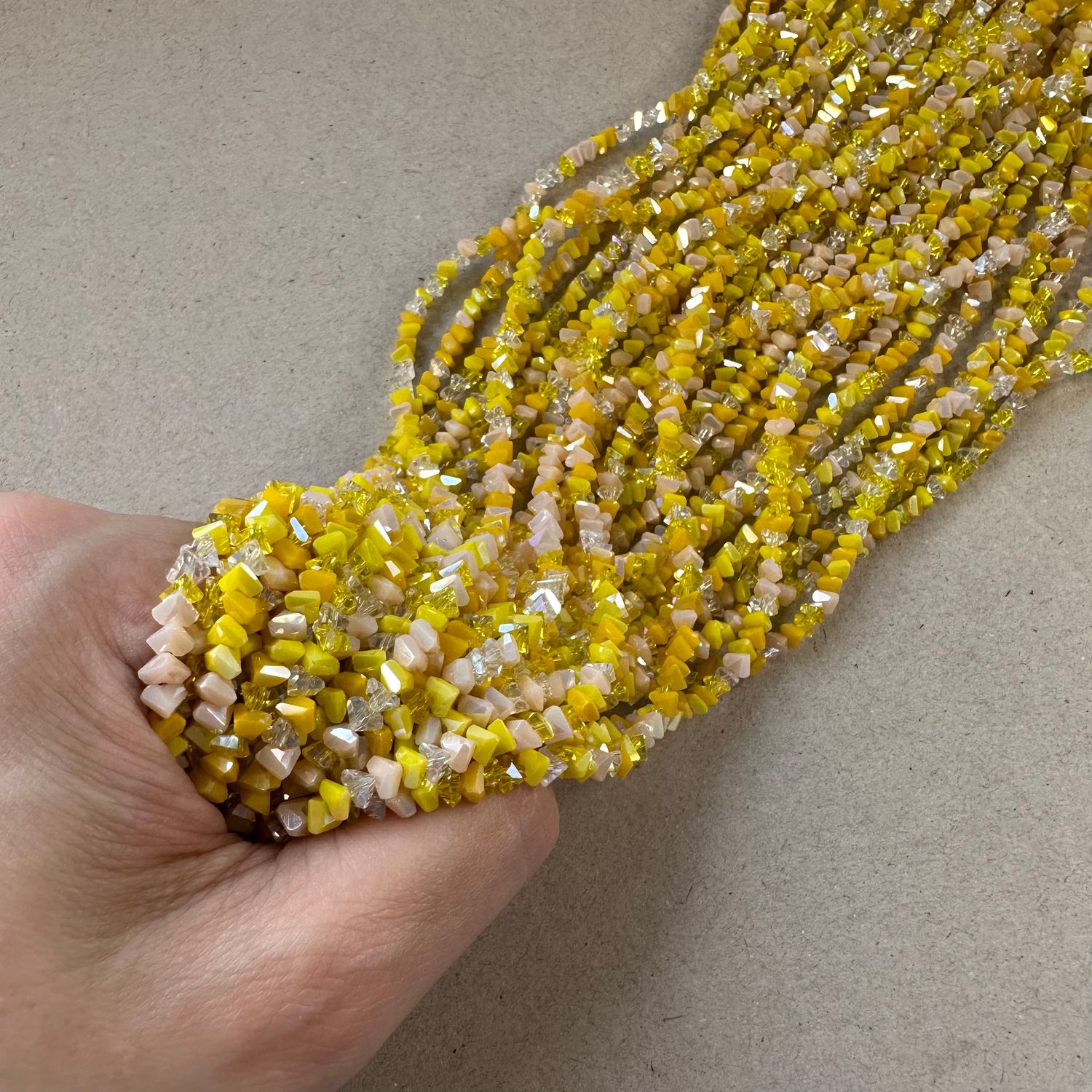 Cristal Triángulo Facetado 4 x 3.5 x 3 mm Amarillo (VCTRF0401)