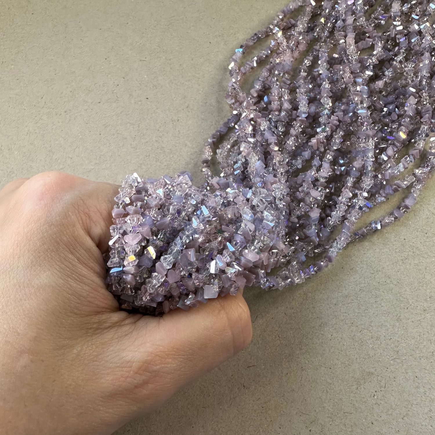 Cristal Triángulo Facetado 4 x 3.5 x 3 mm Lilas (VCTRF0401)