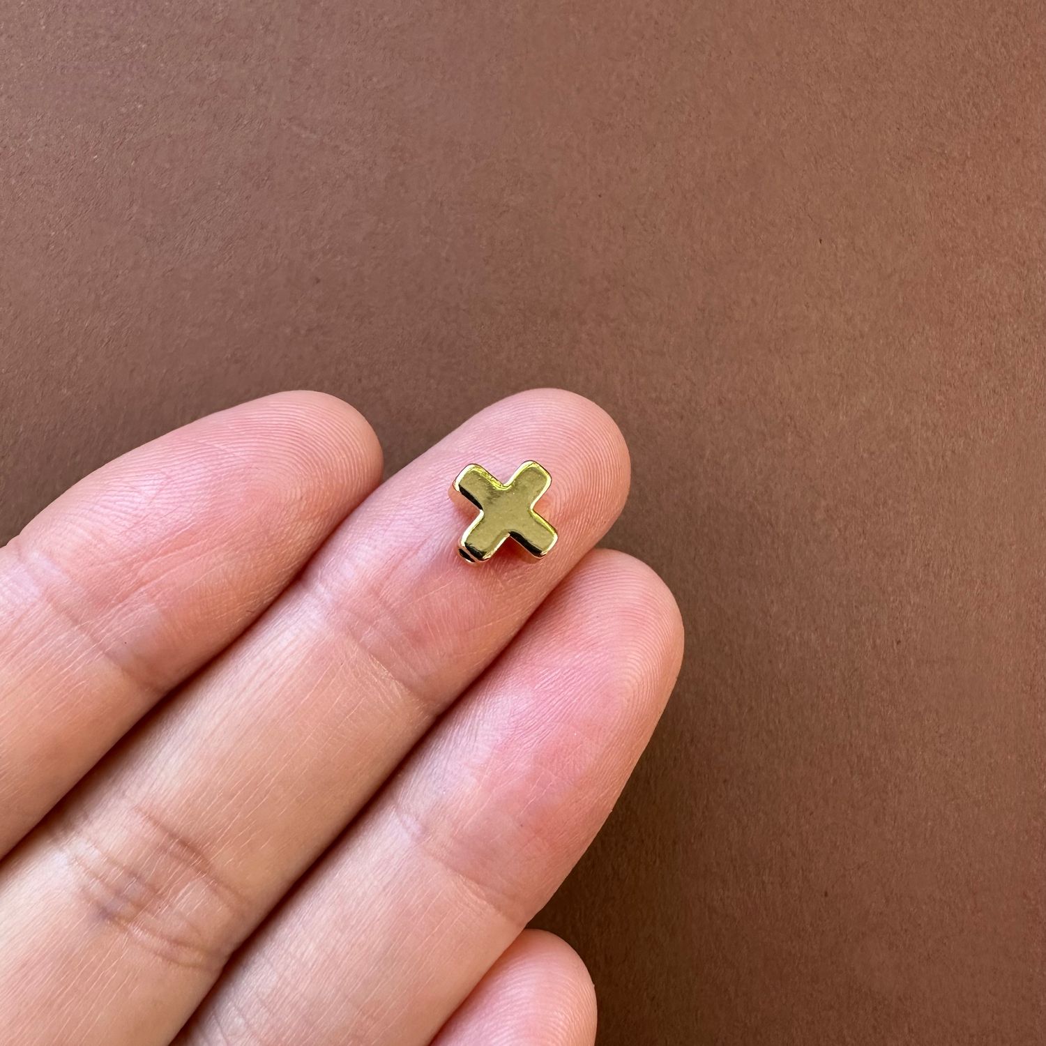 Separador Cruz 8 x 8 x 4 mm Bañado en 18 K