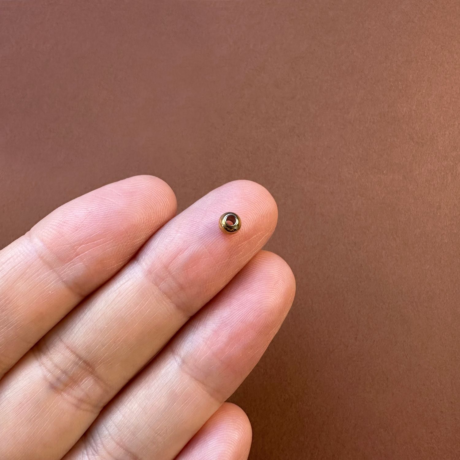 Separador de Acero Quirúrgico Redondo Dorado Bañado 18 K. 4 x 3 mm