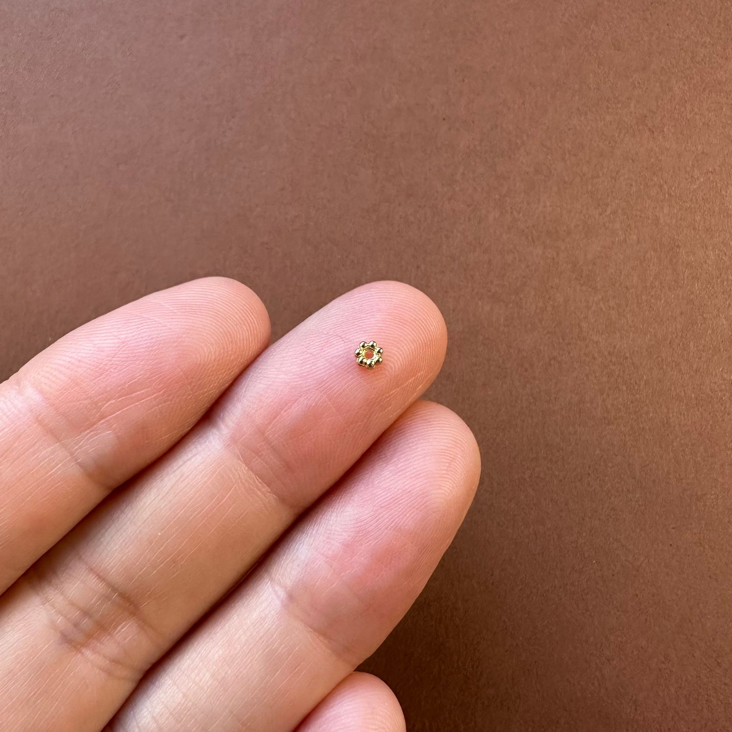 Separador de Acero Quirúrgico Snowflake Flor Dorado Bañado 18 K. 3 x 1 mm