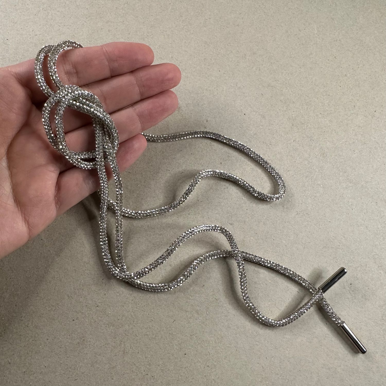 Cordón de Cristales con Terminación de Metal Plateado 4 mm