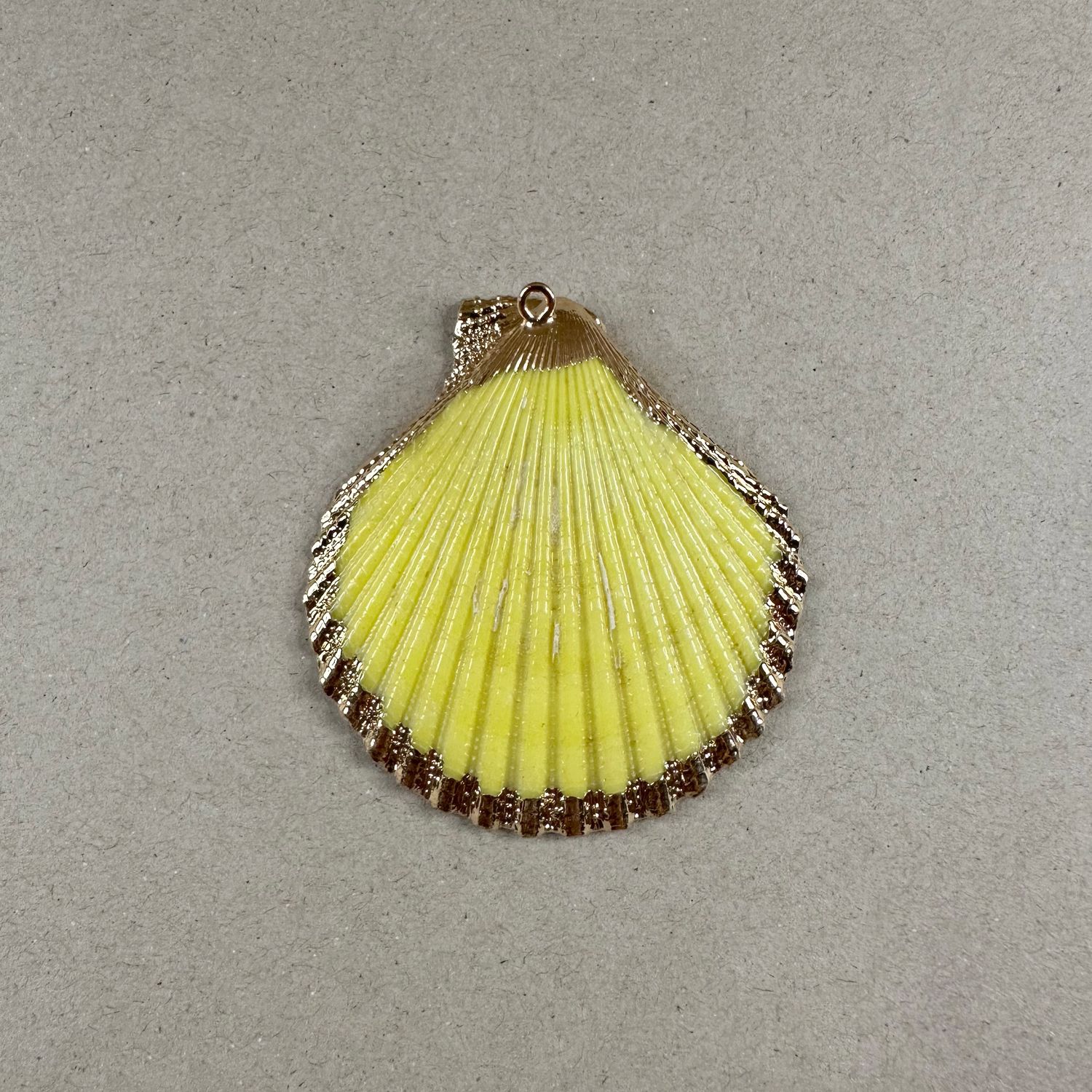 Dije Ostra Natural Terminación Dorada Color Grande 45-59 x 40-52 x 6-8 mm