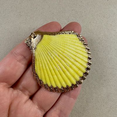 Dije Ostra Natural Terminación Dorada Color Grande 45-59 x 40-52 x 6-8 mm