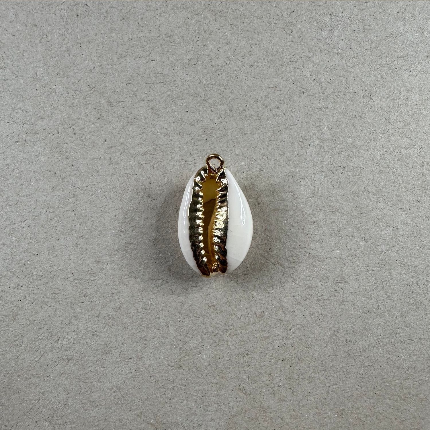 Dije Buzios Naturales Terminación Dorada 25 x 15 x 8 mm