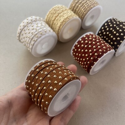 Tiento de Gamuza 5 x 2.5 mm con Tachas Doradas