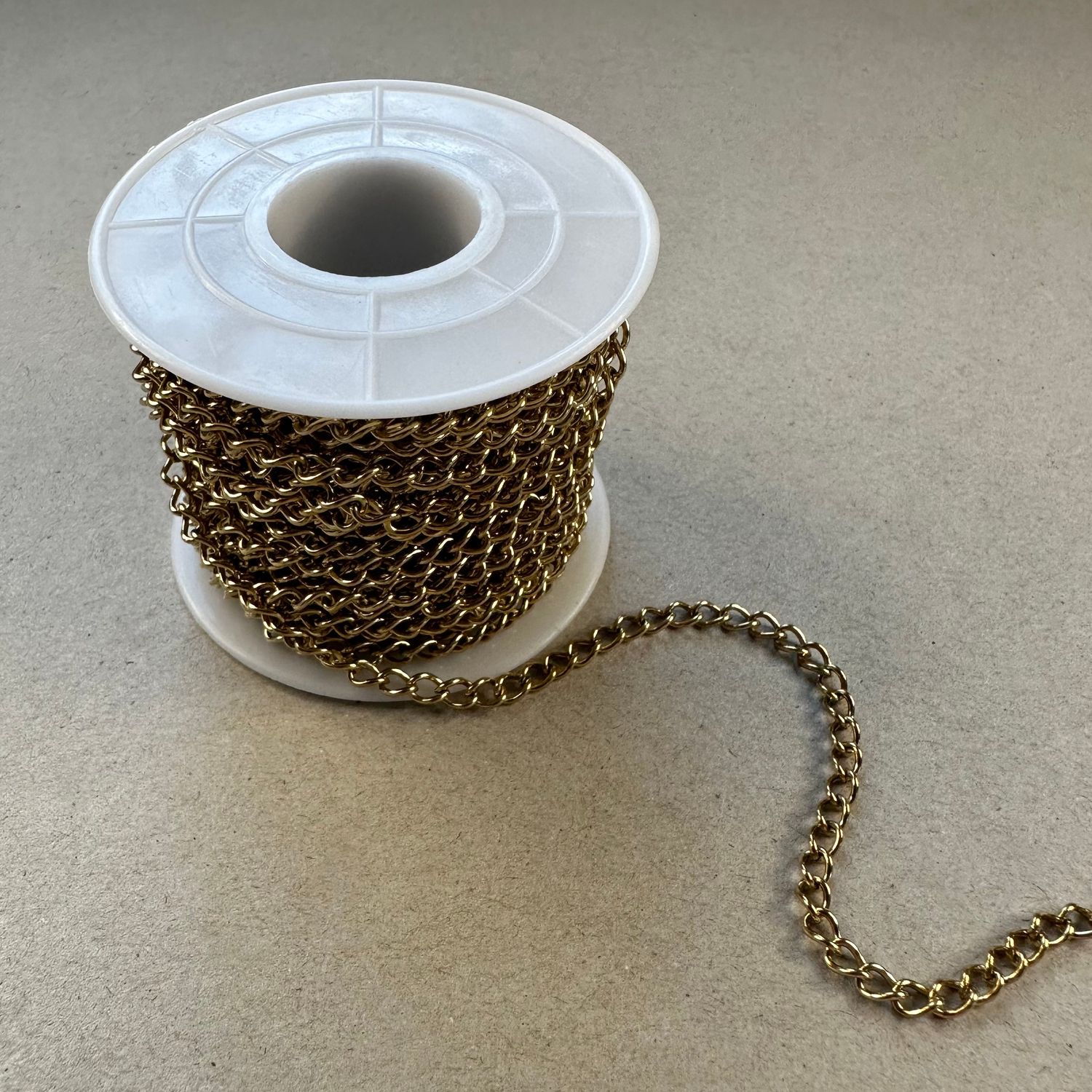 Cadena de Acero Quirúrgico Chata Dorada Bañada Oro 18 K. 5 x 3.5 x 0.8 mm