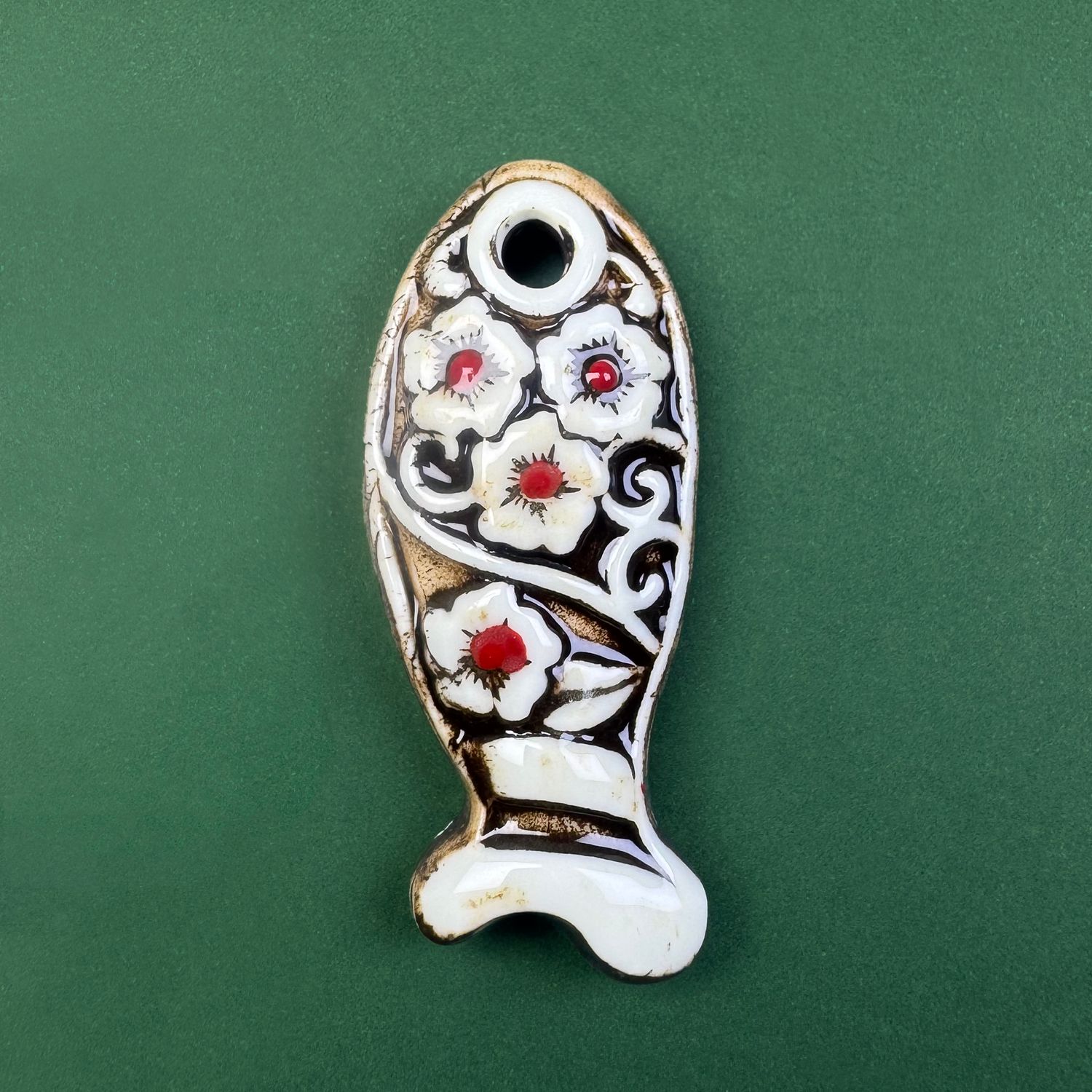 Dije de Cerámica Pez con Flores 67 x 26 x 11 mm