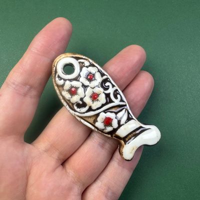 Dije de Cerámica Pez con Flores 67 x 26 x 11 mm