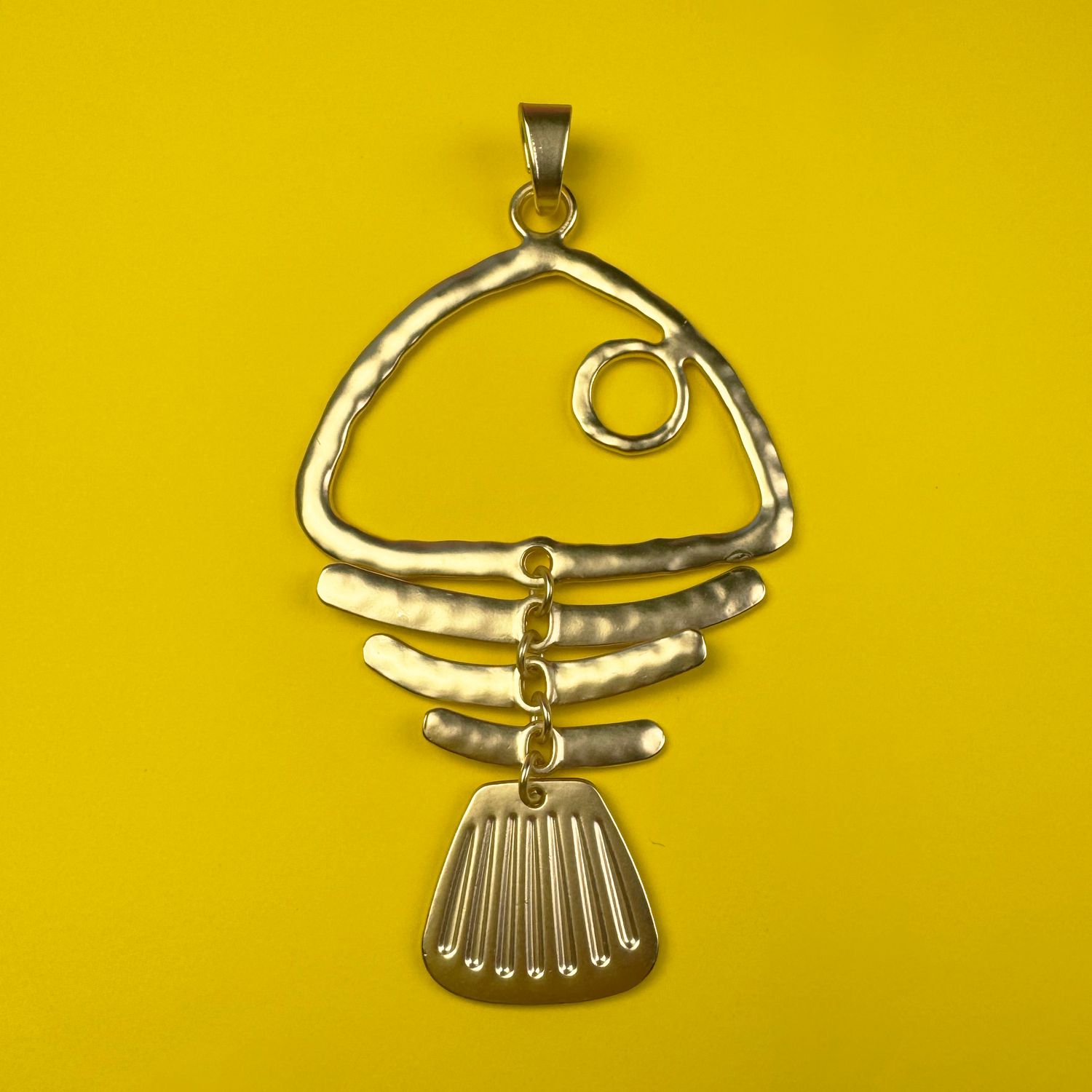 Dije de Metal Dorado Mate Pez Articulado 112 x 67 x 3 mm