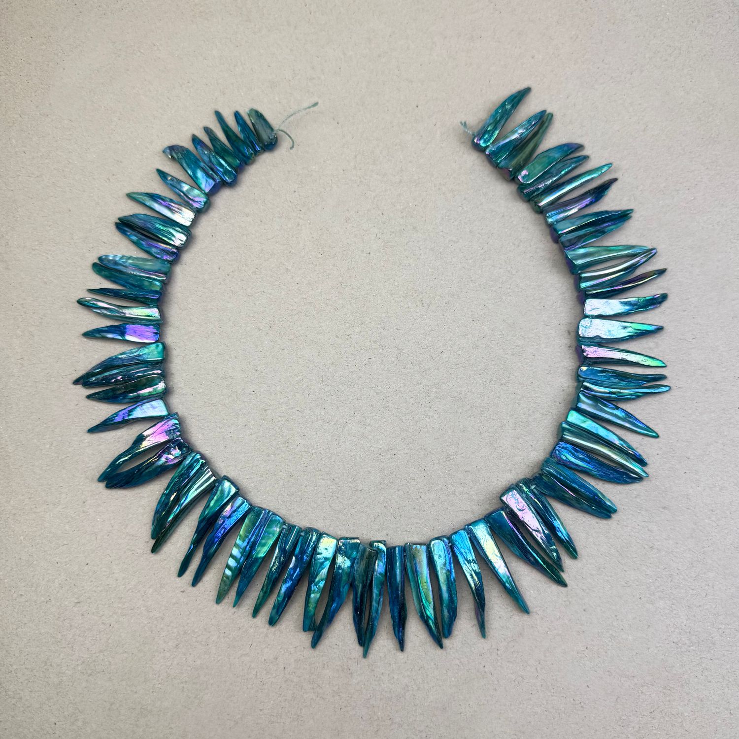 Piedra Natural Nácar Púas Teñidas AB (Tornasoladas) 14-35 x 4-10 x 8 mm Turquesa