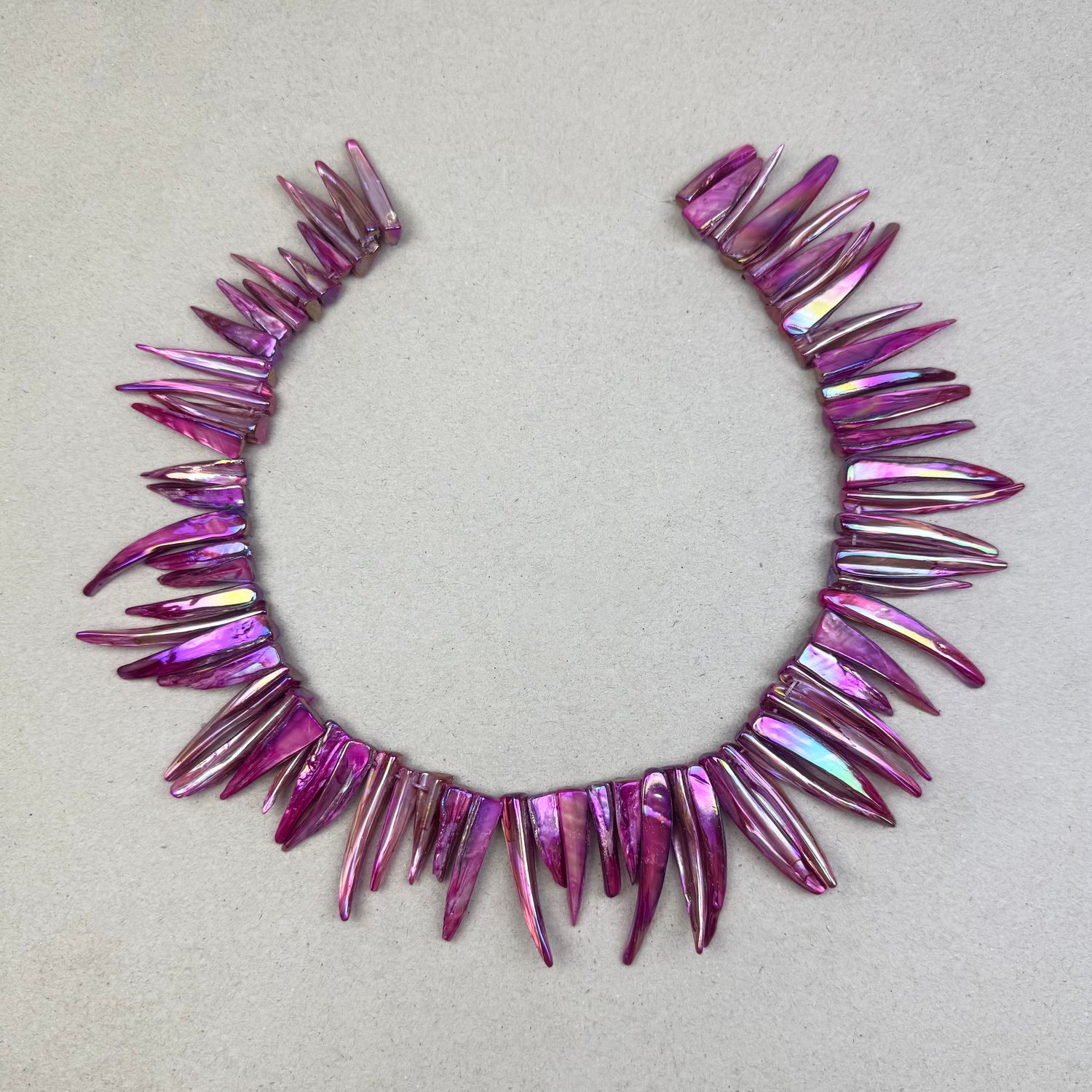 Piedra Natural Nácar Púas Teñidas AB (Tornasoladas) 14-35 x 4-10 x 8 mm Orquídea