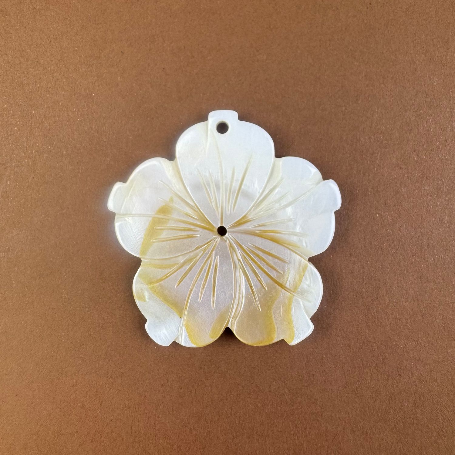 Dije de Nácar Flor 5 Pétalos 48 x 48 x 3-5 mm