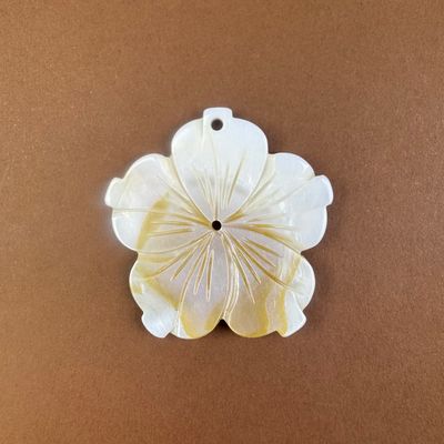 Dije de Nácar Flor 5 Pétalos 48 x 48 x 3-5 mm
