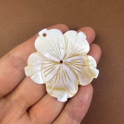 Dije de Nácar Flor 5 Pétalos 48 x 48 x 3-5 mm