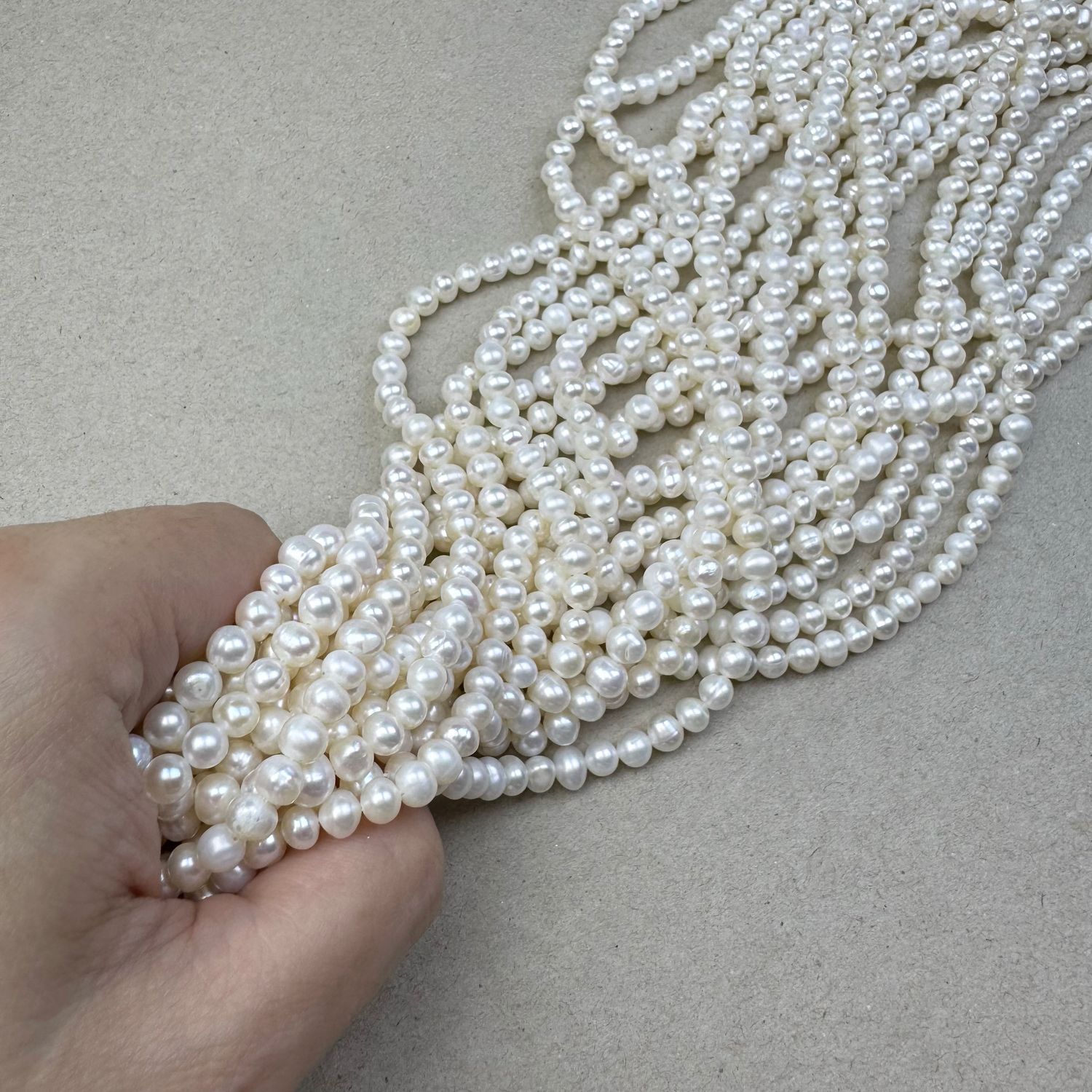 Piedra Natural Perla de Río Oval Papa 4 - 5 mm Blanca