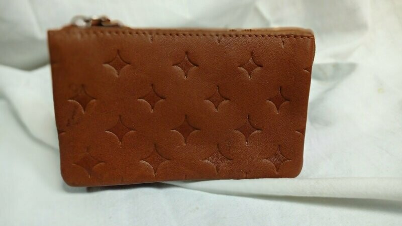 MONEDERO PIEL GRABADA"ACG" COLOR CUERO