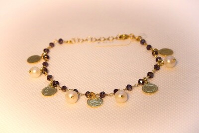 Bracciale in argento dorato con perle, monete e quarzo fumè