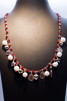 Collana in argento rosè con granati, perle e charms
