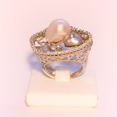 Anello grande in argento con perle naturali e zirconi